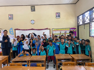 KEREN!!! Mahasiswa KKN Undip kenalkan budaya Jepang melalui boneka bagi siswa SDN Kalimati 02, Tega